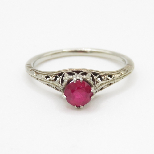 8 - 18ct white gold pink gemstone single stone ring (2.3g)