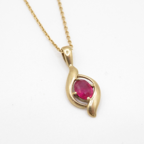 80 - 9ct gold pink gemstone claw set pendant on chain (2.4g)