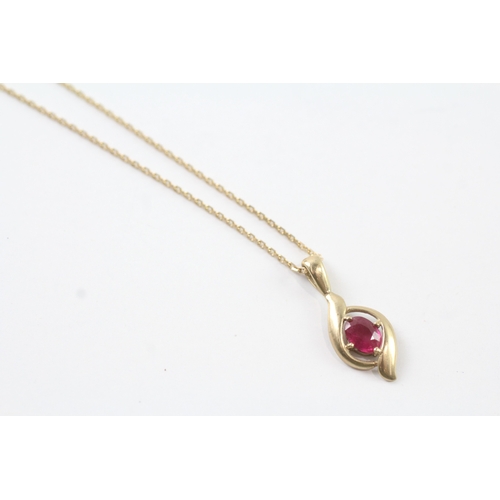 80 - 9ct gold pink gemstone claw set pendant on chain (2.4g)