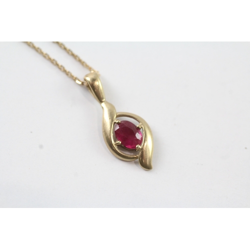 80 - 9ct gold pink gemstone claw set pendant on chain (2.4g)