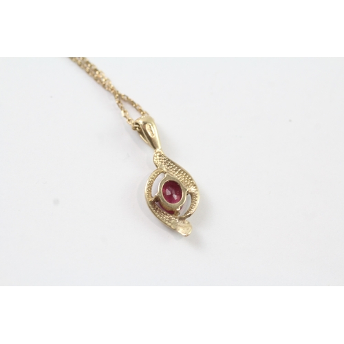 80 - 9ct gold pink gemstone claw set pendant on chain (2.4g)