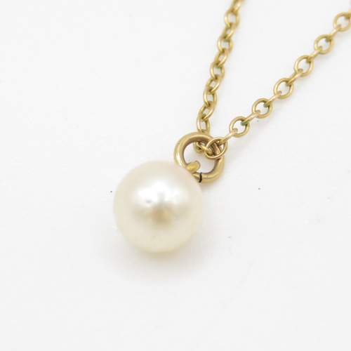 81 - 9ct gold pearl pendant on chain (1.1g)