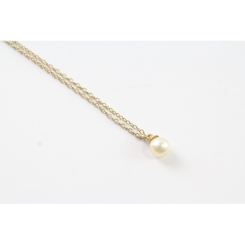 81 - 9ct gold pearl pendant on chain (1.1g)