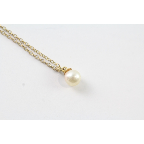 81 - 9ct gold pearl pendant on chain (1.1g)