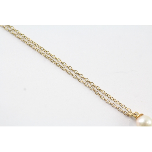 81 - 9ct gold pearl pendant on chain (1.1g)