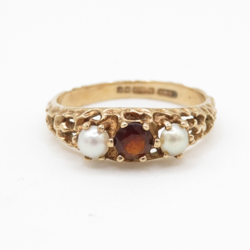 82 - 9ct gold pearl and red gemstone ring (2.6g)