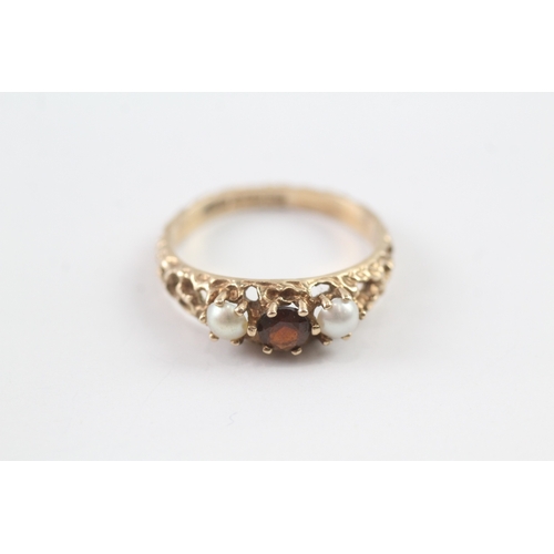 82 - 9ct gold pearl and red gemstone ring (2.6g)