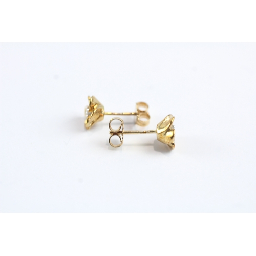 87 - 9ct gold diamond set floral stud earrings (1.6g)