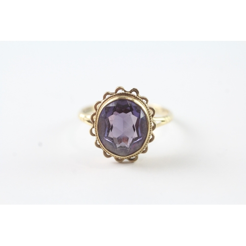 96 - 9ct gold vintage synthetic colour changing sapphire dress ring (3g) Size P 1/2