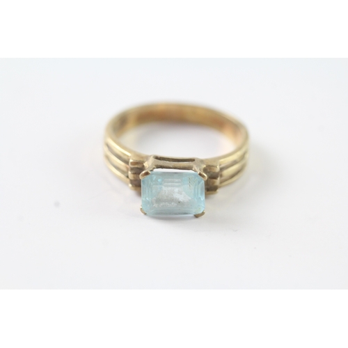 98 - 9ct gold blue gemstone solitaire dress ring w/ split shoulders (3.1g) Size O 1/2