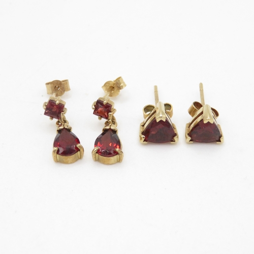 265 - 2x 9ct gold vari cut garnet earrings (2.6g)