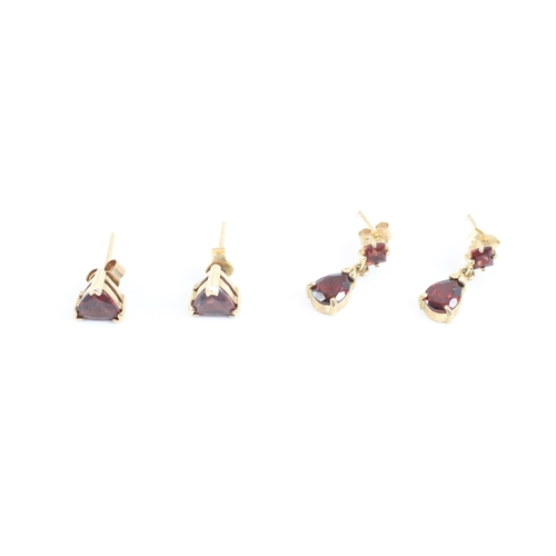 265 - 2x 9ct gold vari cut garnet earrings (2.6g)