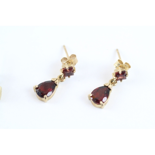 265 - 2x 9ct gold vari cut garnet earrings (2.6g)