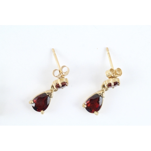 265 - 2x 9ct gold vari cut garnet earrings (2.6g)