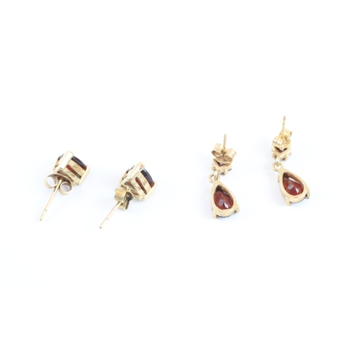 265 - 2x 9ct gold vari cut garnet earrings (2.6g)