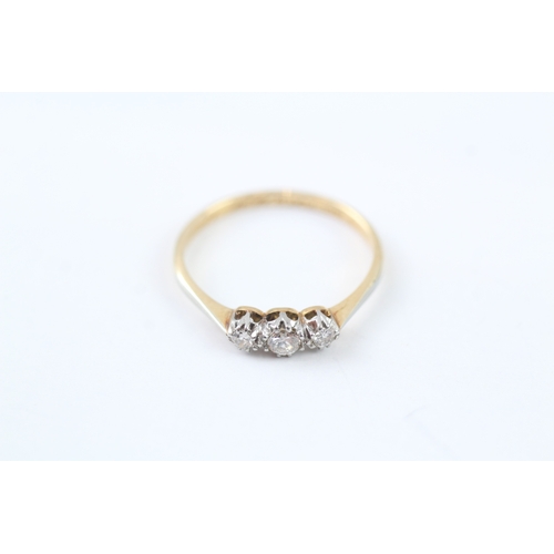 289 - 18ct gold diamond trilogy dress ring (2.1g) Size P