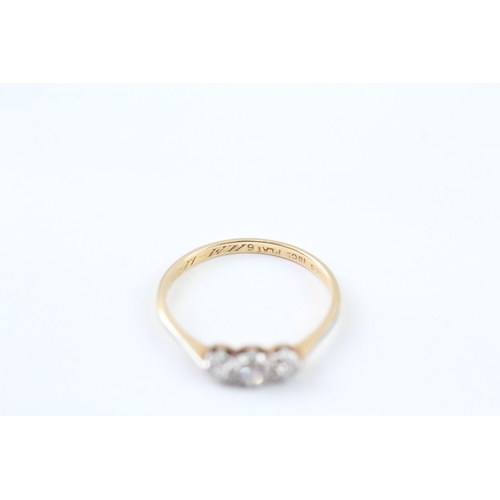 289 - 18ct gold diamond trilogy dress ring (2.1g) Size P