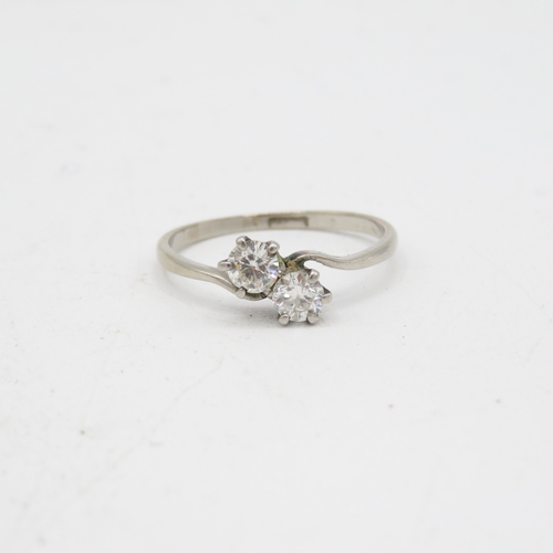 338 - Platinum and diamond cross over ring 2.5g size P