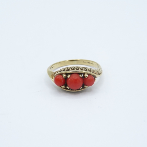 111 - 9ct gold coral trilogy dress ring (3.3g) Size R