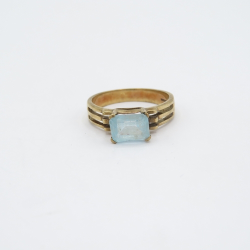 98 - 9ct gold blue gemstone solitaire dress ring w/ split shoulders (3.1g) Size O 1/2