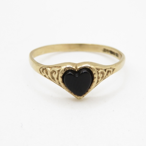 9ct gold vintage heart cut onyx set signet ring (0.9g) as seen - misshapen Size L 1/2