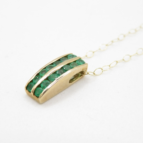 26 - 9ct gold emerald pendant necklace (1.5g)