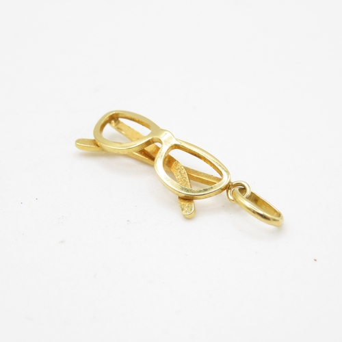 3 - 9ct gold glasses pendant (1.5g)