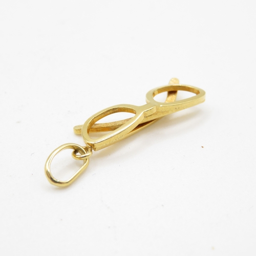 3 - 9ct gold glasses pendant (1.5g)