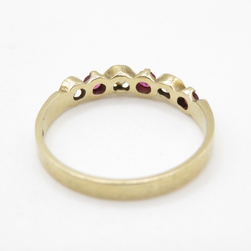 31 - 9ct gold ruby & diamond half eternity ring (1.6g) Size O