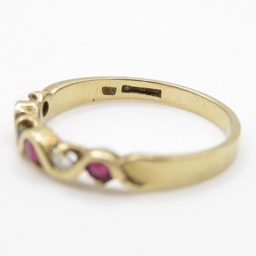 31 - 9ct gold ruby & diamond half eternity ring (1.6g) Size O