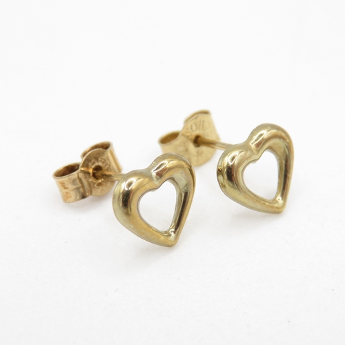51 - 2 x 9ct gold heart stud earrings (0.7g)