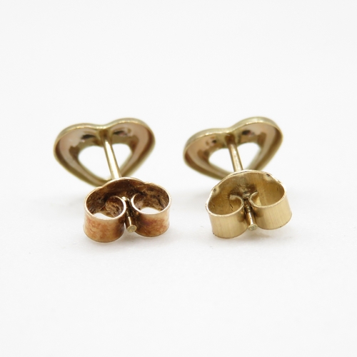 51 - 2 x 9ct gold heart stud earrings (0.7g)