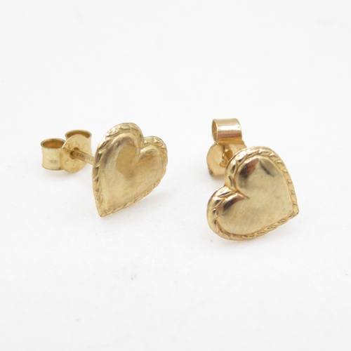51 - 2 x 9ct gold heart stud earrings (0.7g)