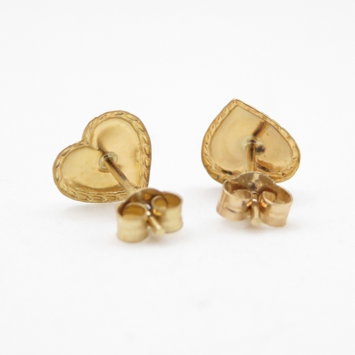 51 - 2 x 9ct gold heart stud earrings (0.7g)