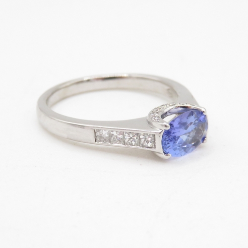 53 - 18ct white gold diamond and tanzanite shoulder setting ring (5.5g) Size R