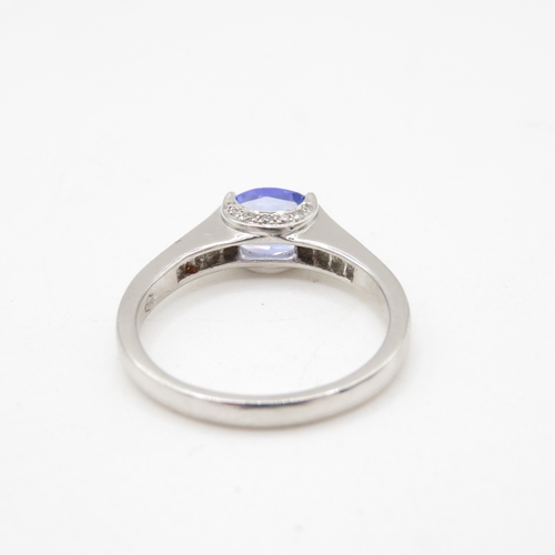 53 - 18ct white gold diamond and tanzanite shoulder setting ring (5.5g) Size R
