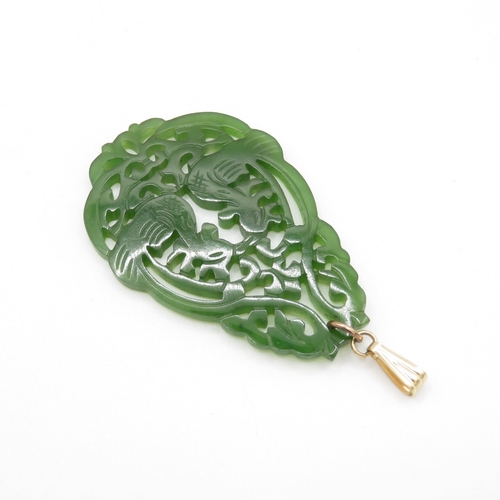 56 - 9ct gold carved nephrite pendant of kissing birds (9.4g)