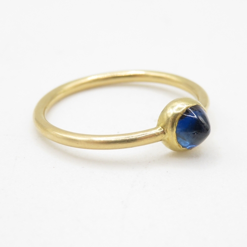 58 - 18ct gold sapphire sugarloaf solitaire ring (2.5g) Size Q