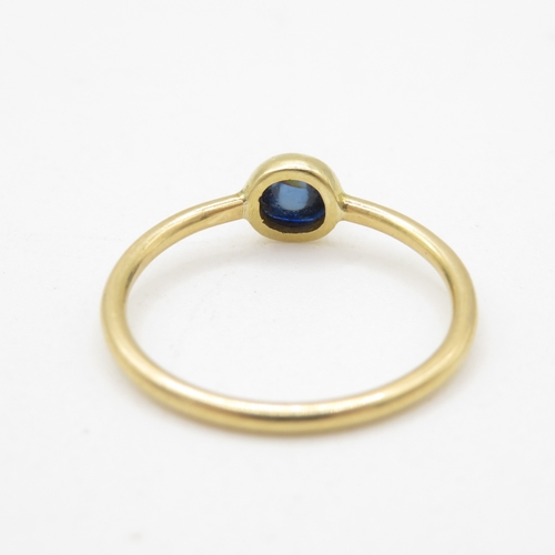 58 - 18ct gold sapphire sugarloaf solitaire ring (2.5g) Size Q