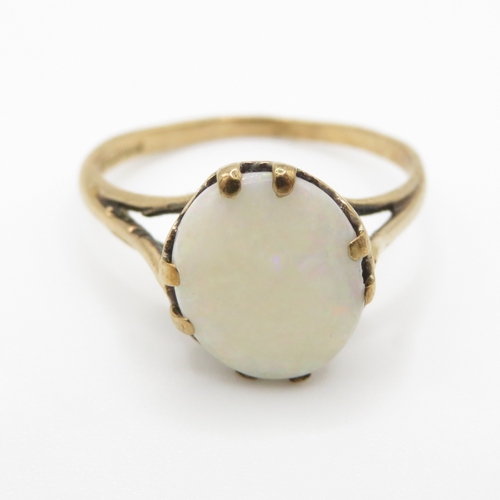 9ct gold single stone opal ring (1.5g) as seen - misshapen Size N
