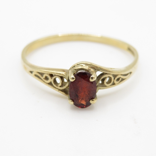 109 - 9ct gold garnet solitaire ring (1.4g) Size S