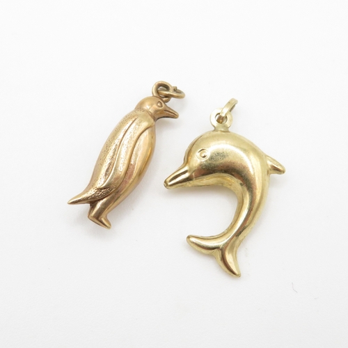 91 - 2 x 9ct gold dolphin and penguin charm (1.4g)