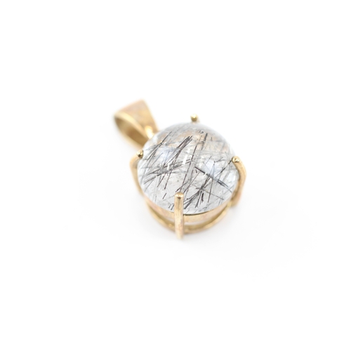 80 - 9ct gold rutilated quartz cabochon pendant (4.2g)