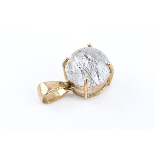 80 - 9ct gold rutilated quartz cabochon pendant (4.2g)