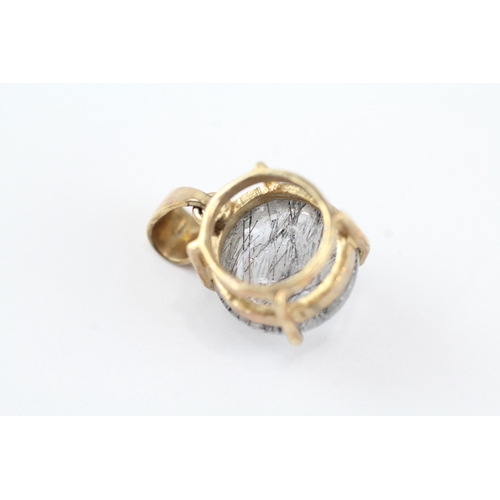 80 - 9ct gold rutilated quartz cabochon pendant (4.2g)