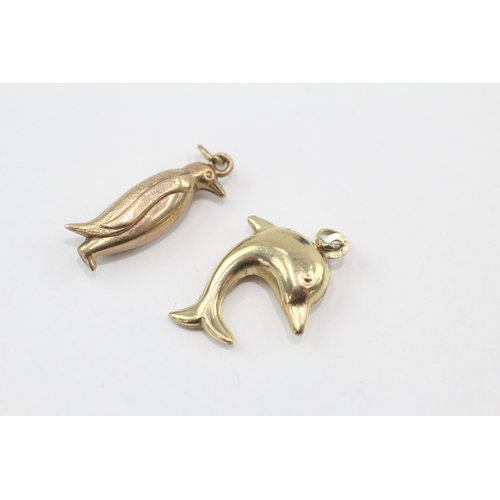 91 - 2 x 9ct gold dolphin and penguin charm (1.4g)