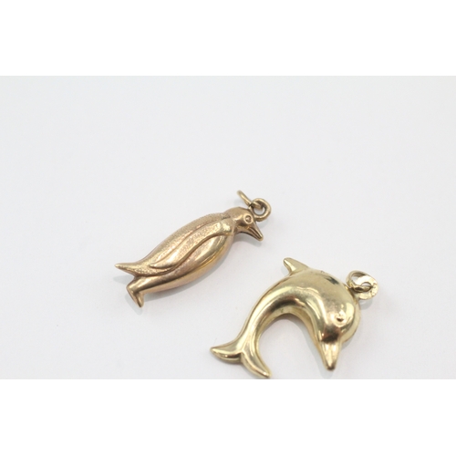 91 - 2 x 9ct gold dolphin and penguin charm (1.4g)