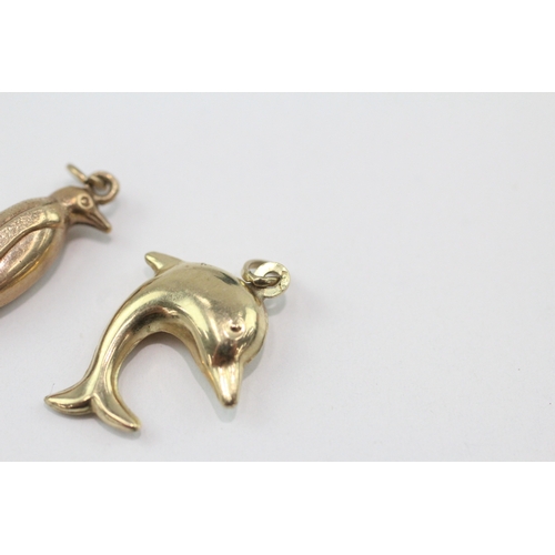 91 - 2 x 9ct gold dolphin and penguin charm (1.4g)