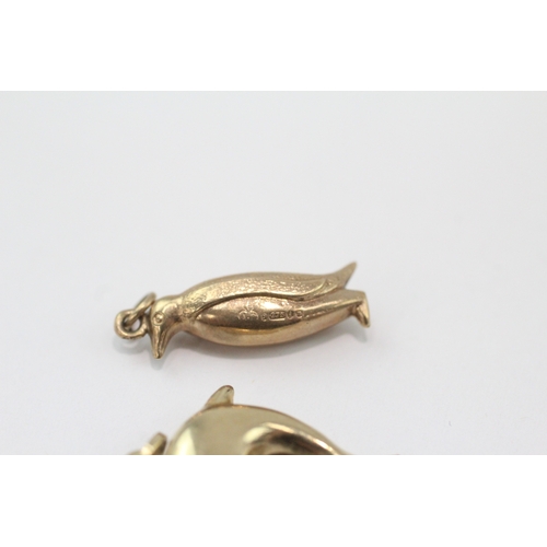 91 - 2 x 9ct gold dolphin and penguin charm (1.4g)