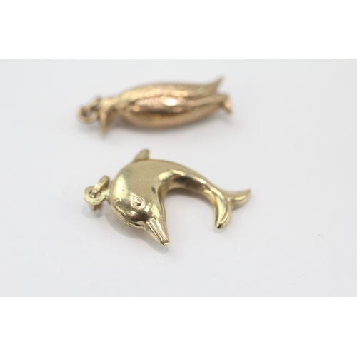 91 - 2 x 9ct gold dolphin and penguin charm (1.4g)